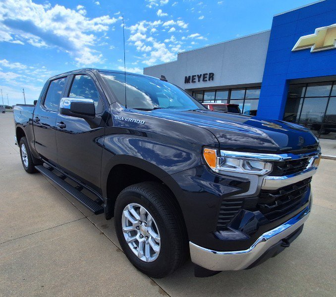 Used 2024 Chevrolet Silverado 1500 LT AWD/4WD image 2