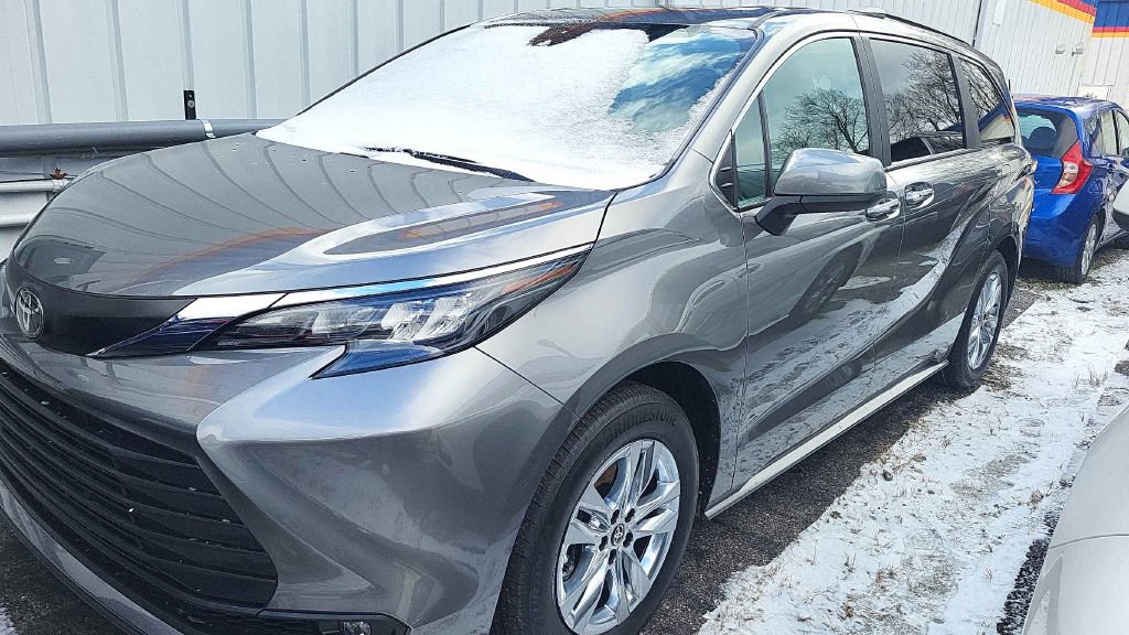 Used 2026 Toyota Sienna XLE image 1