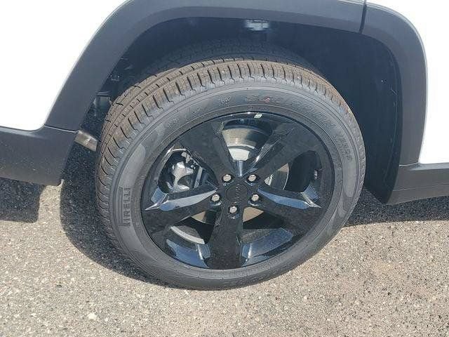 New 2026 Jeep Grand Cherokee L Limited w/ Limited Altitude Package AWD/4WD image 5