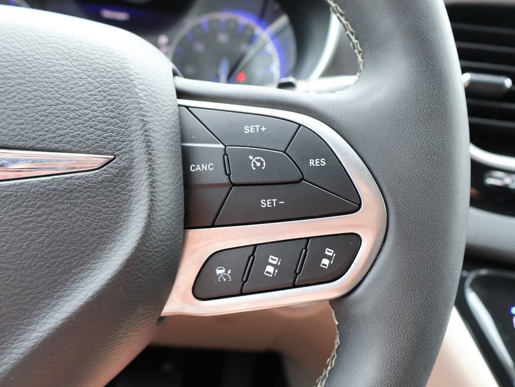 Used 2024 Chrysler Pacifica Touring-L FWD image 26