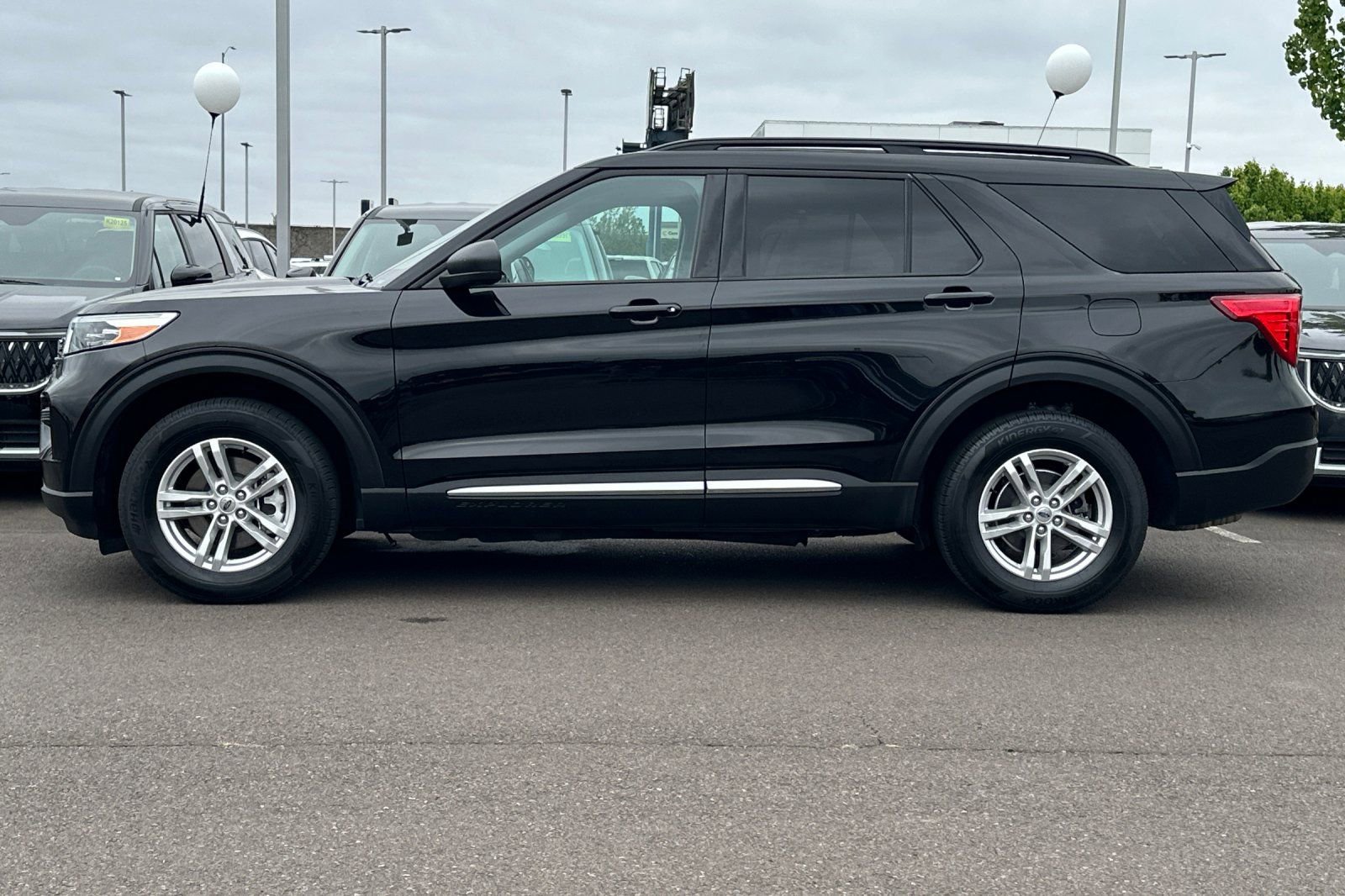 Used 2023 Ford Explorer XLT AWD/4WD image 7