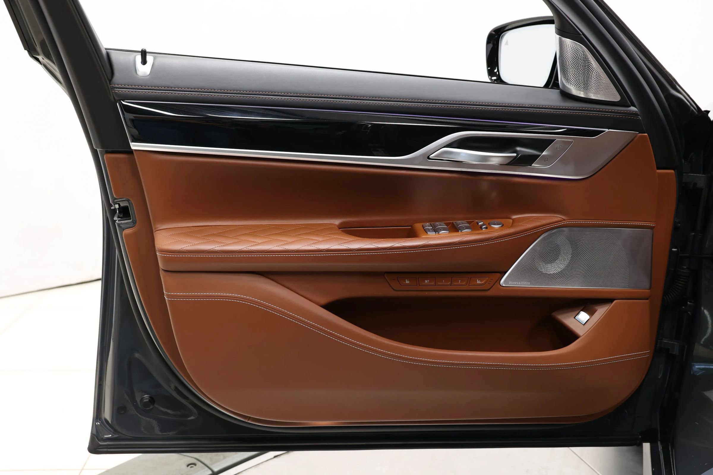 Used 2022 BMW M760i xDrive w/ Luxury Rear Seating Package image 9