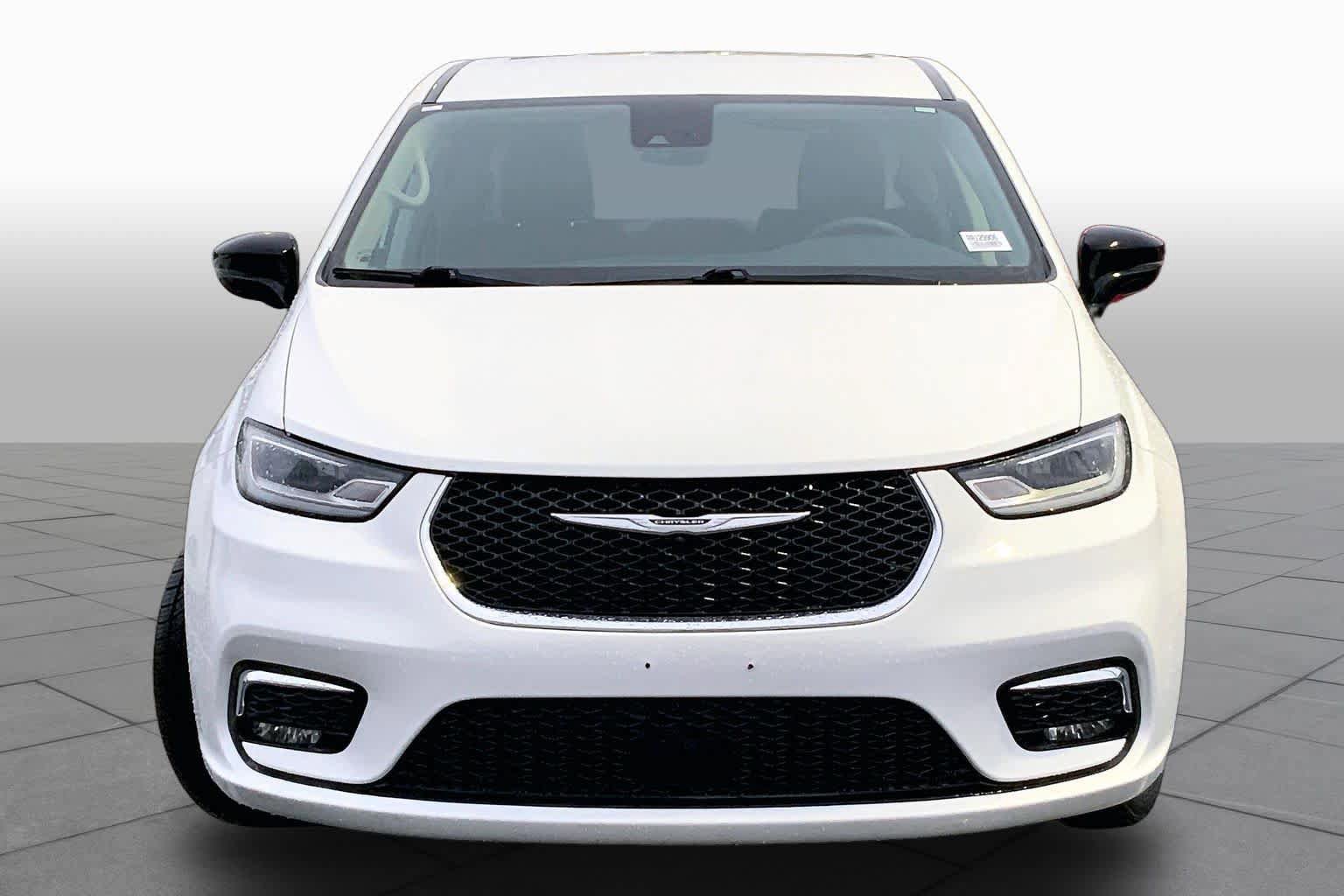 Used 2024 Chrysler Pacifica Touring-L FWD image 4