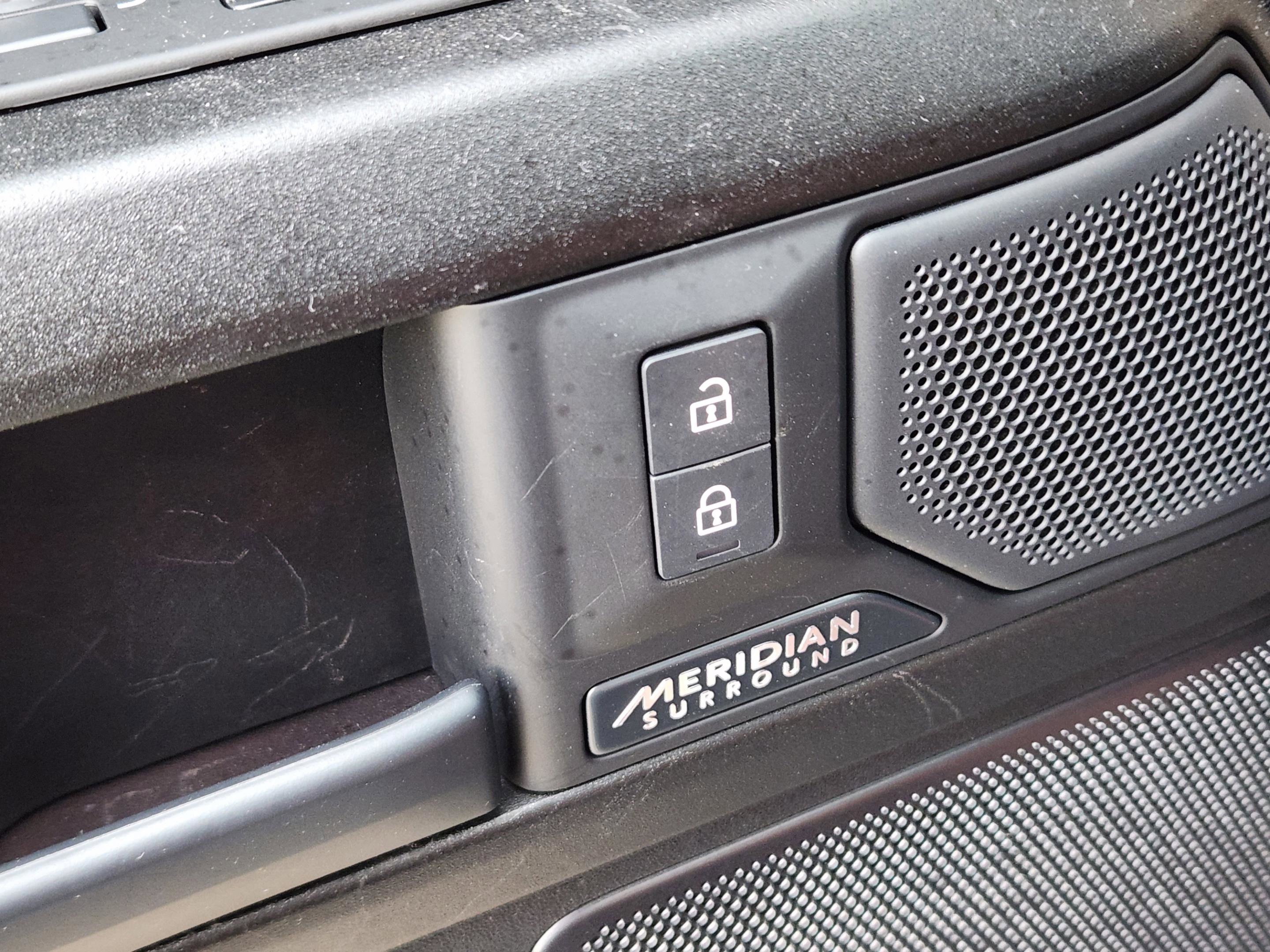Used 2025 Land Rover Defender 110 image 35
