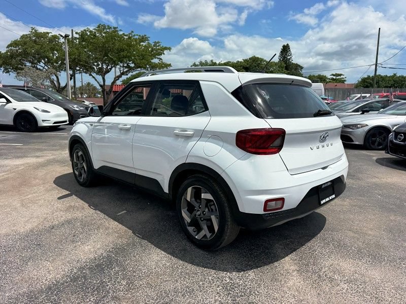 Used 2023 Hyundai Venue SEL FWD image 7