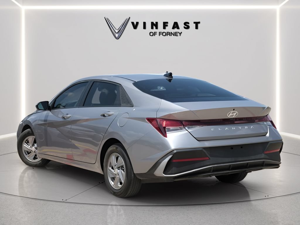 Used 2025 Hyundai Elantra SE FWD image 2