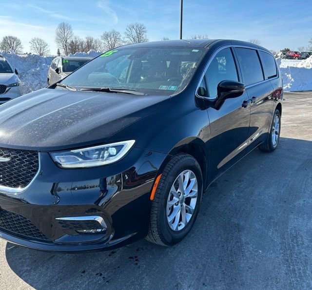 Used 2025 Chrysler Pacifica Select image 3