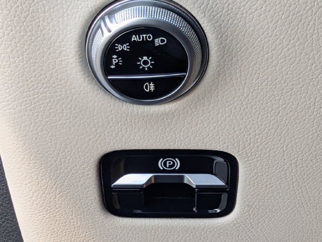 Used 2025 Mercedes-Benz GLC 300 4MATIC image 19