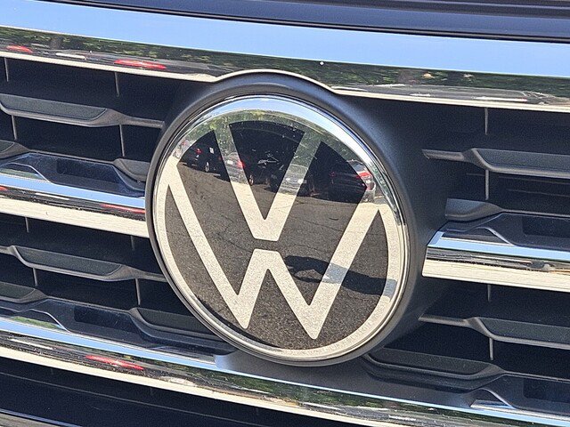 Certified 2021 Volkswagen Atlas Cross Sport SEL R-Line FWD image 35