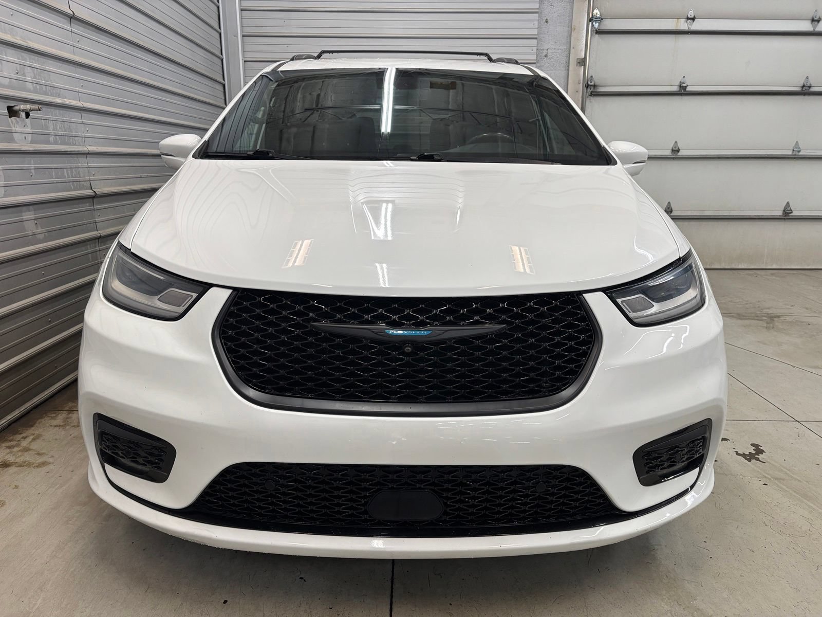Used 2021 Chrysler Pacifica Touring-L w/ S Appearance Package FWD image 2