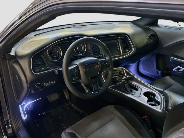 Used 2015 Dodge Challenger SXT RWD image 9