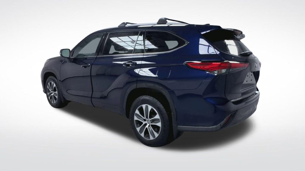 Used 2022 Toyota Highlander XLE image 6