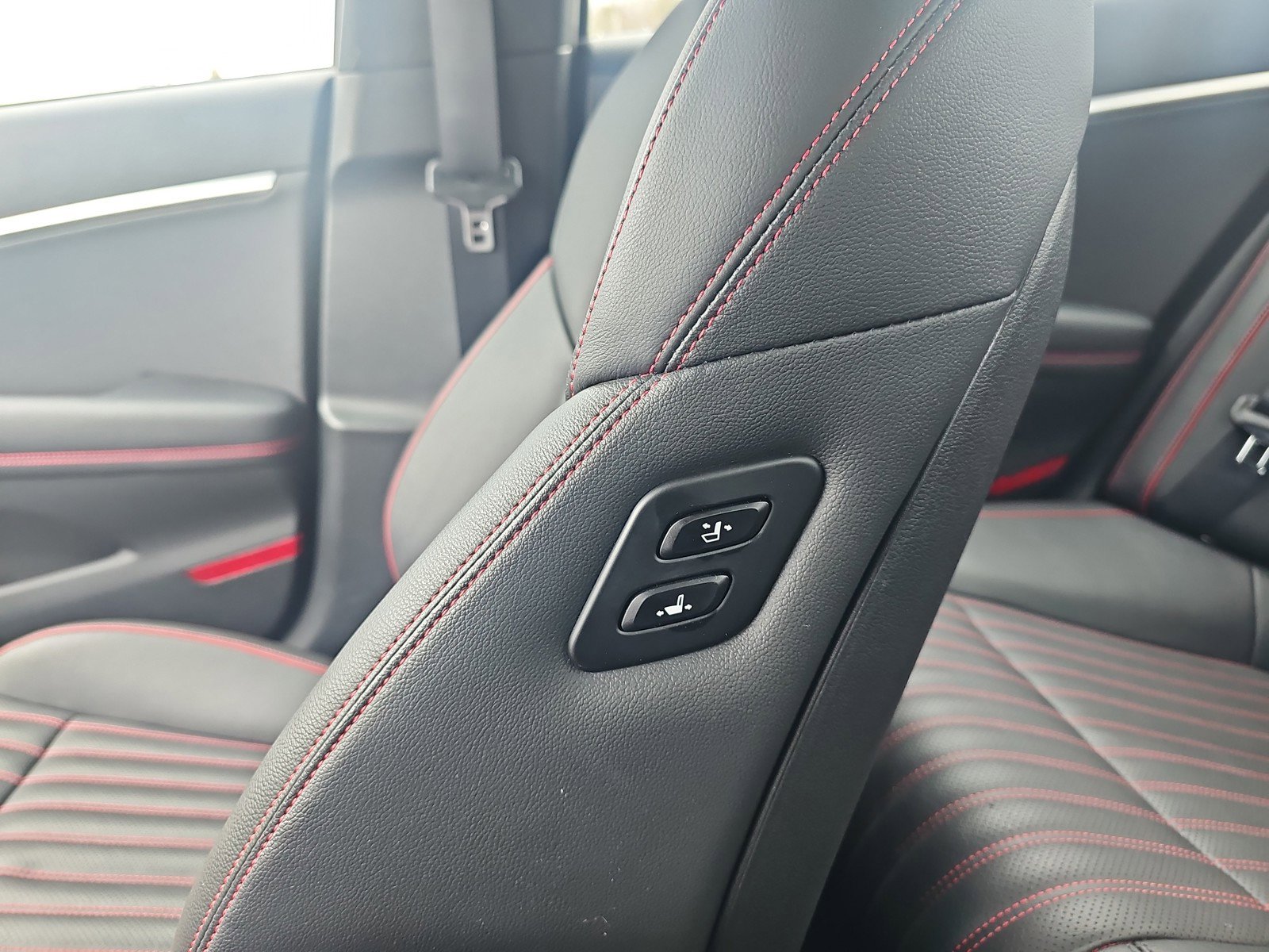 Used 2025 Genesis G70 2.5T w/ Sport Prestige Package image 17