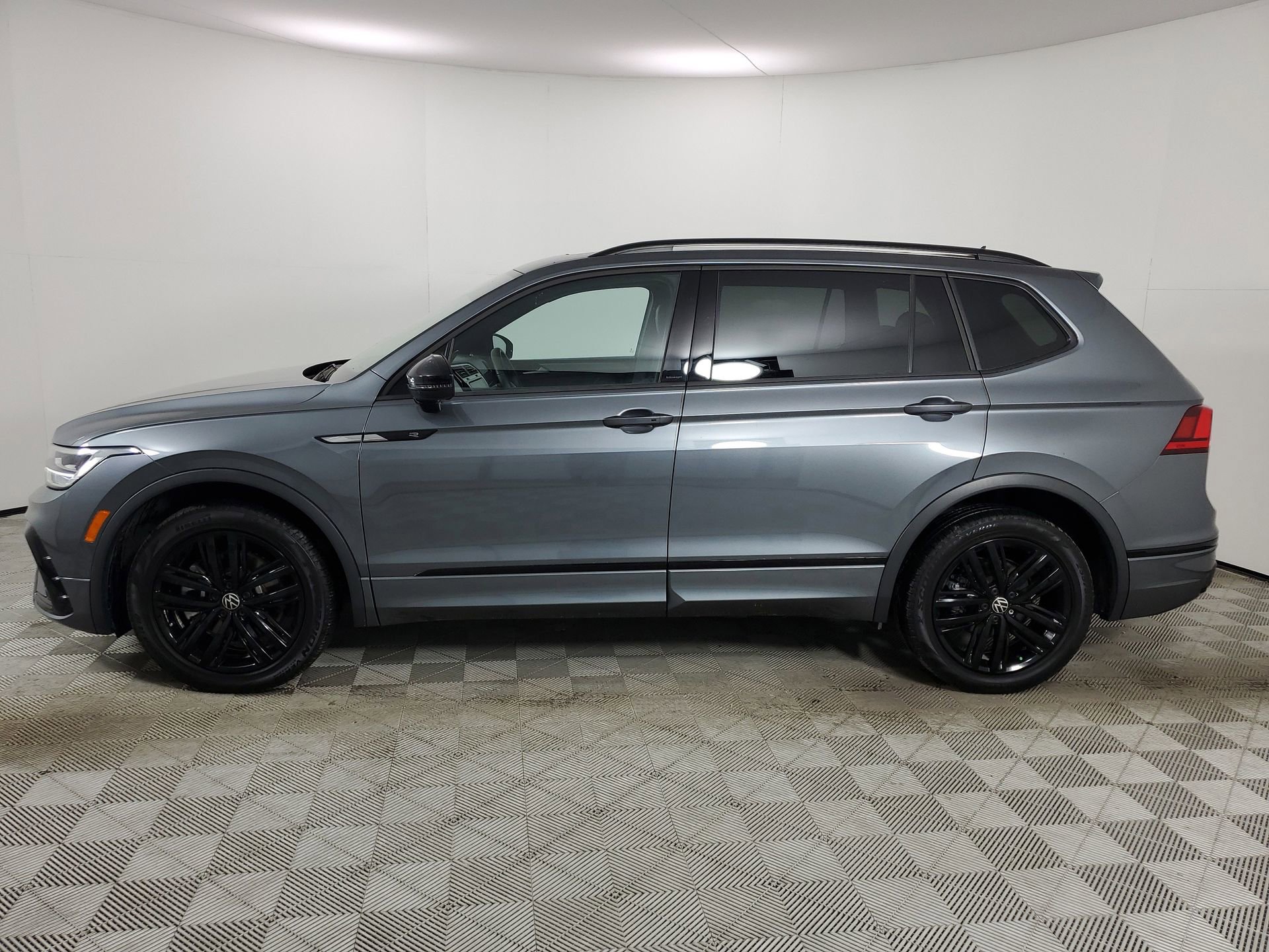 Used 2022 Volkswagen Tiguan SE R-Line image 6