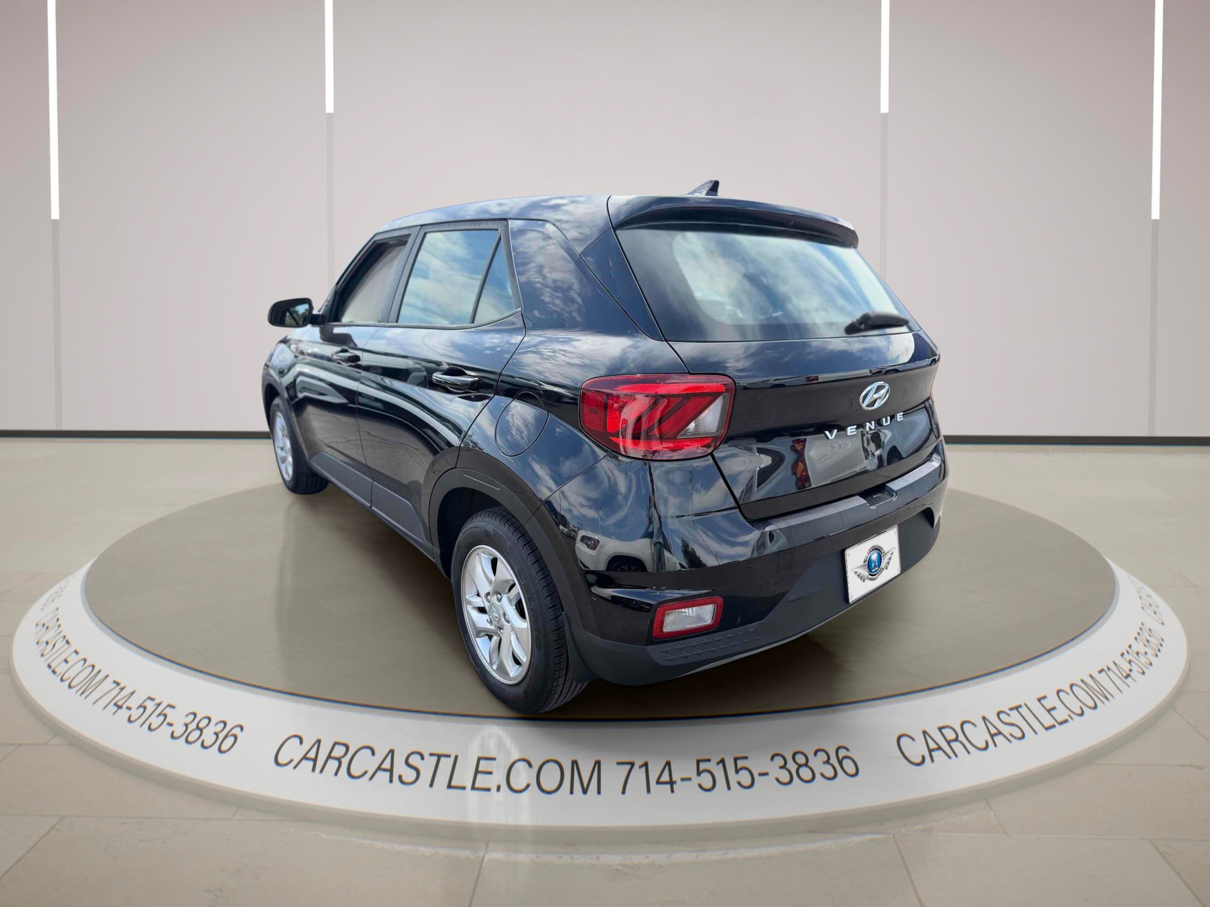 Used 2021 Hyundai Venue SE FWD image 3