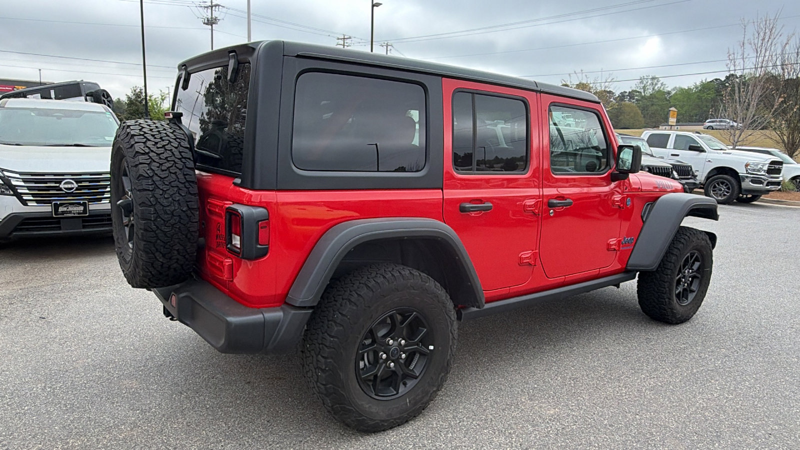 Used 2025 Jeep Wrangler Willys AWD/4WD image 8