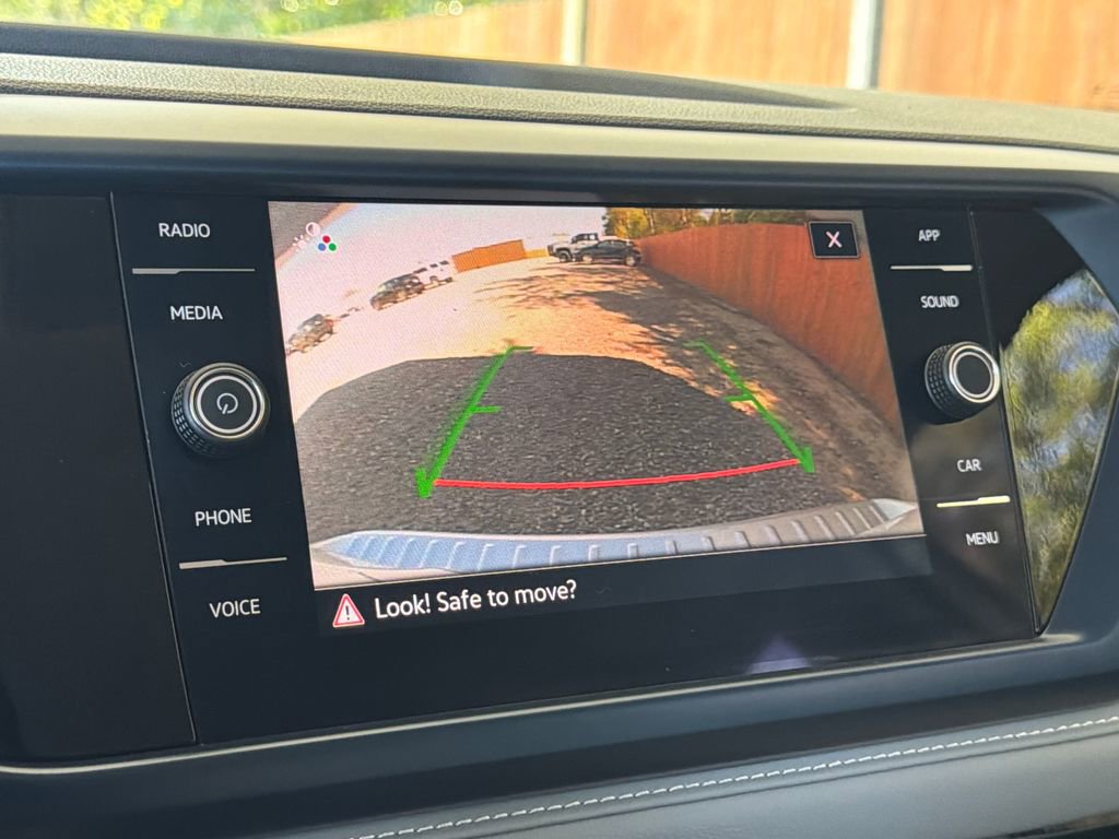 Used 2024 Volkswagen Taos SE w/ Black Wheel Package image 9