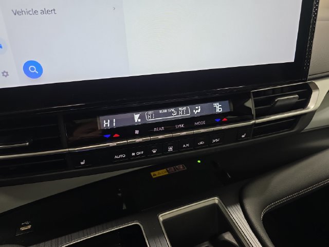Used 2025 Toyota Sienna XLE FWD image 21