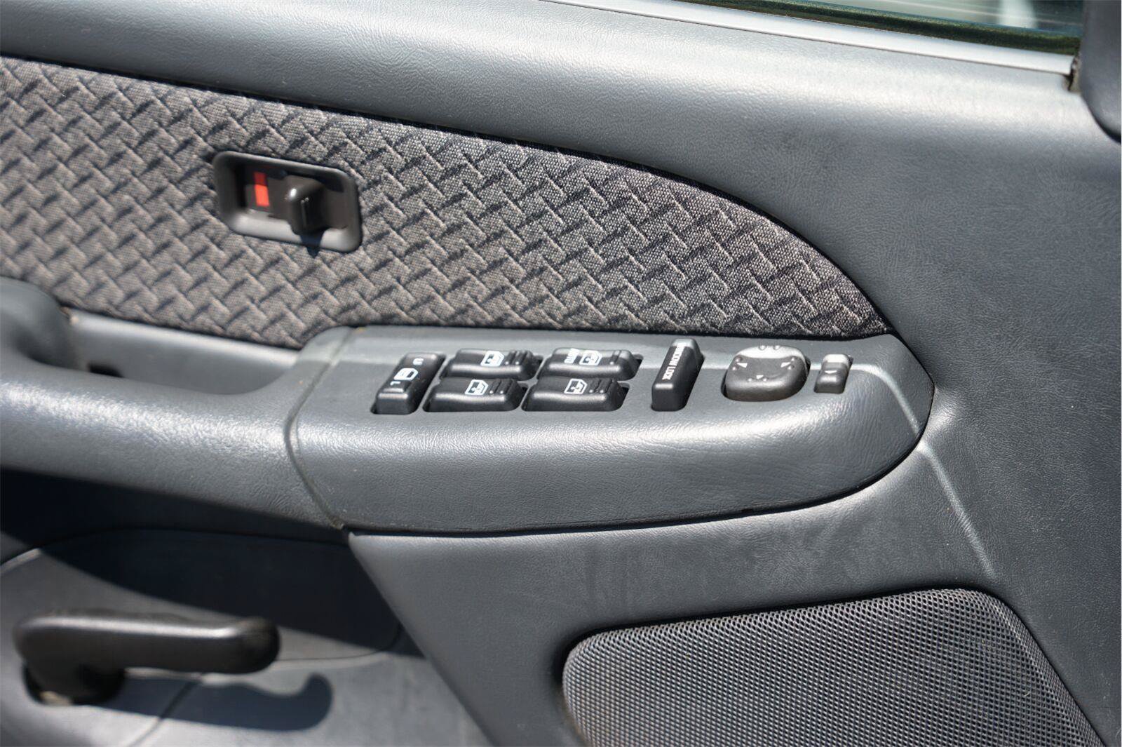 Used 2002 Chevrolet Avalanche 2WD image 29