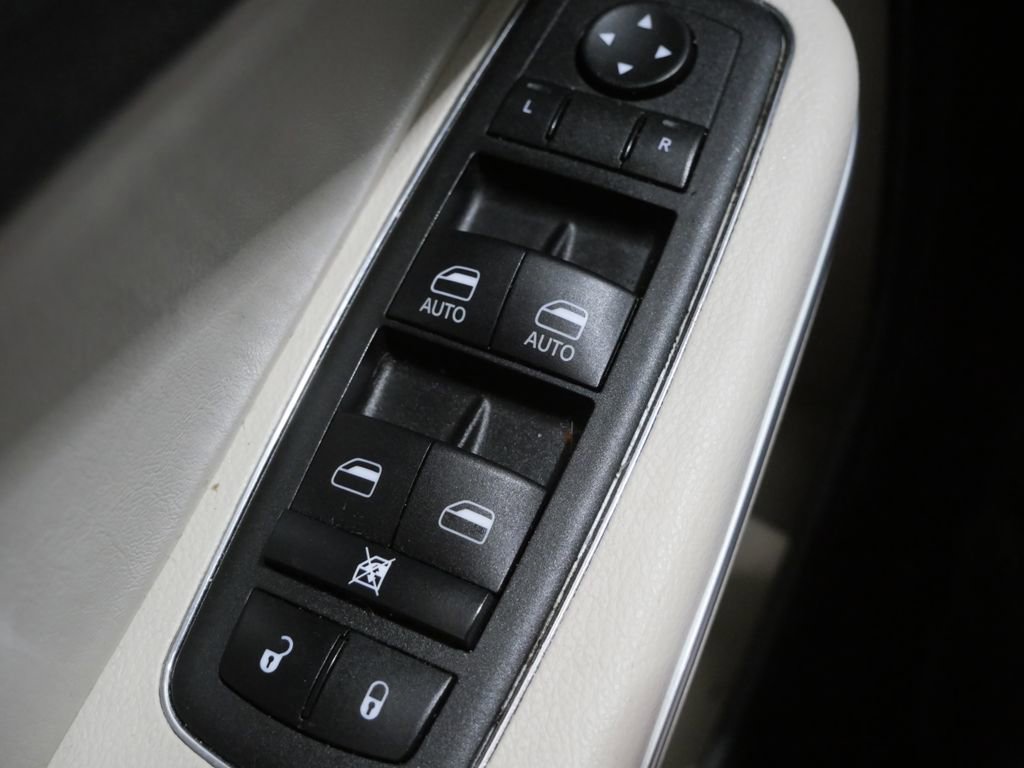 Used 2023 Chrysler 300 Touring RWD image 10