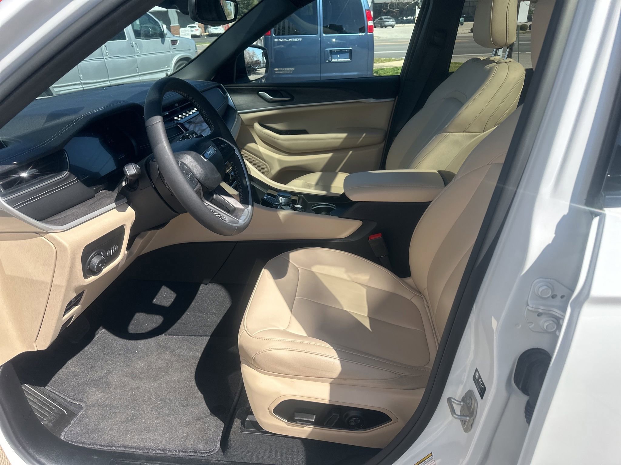 Used 2023 Jeep Grand Cherokee Limited image 22