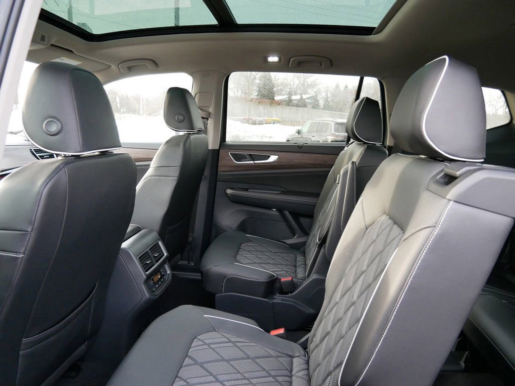 Used 2024 Volkswagen Atlas SEL Premium R-Line image 11
