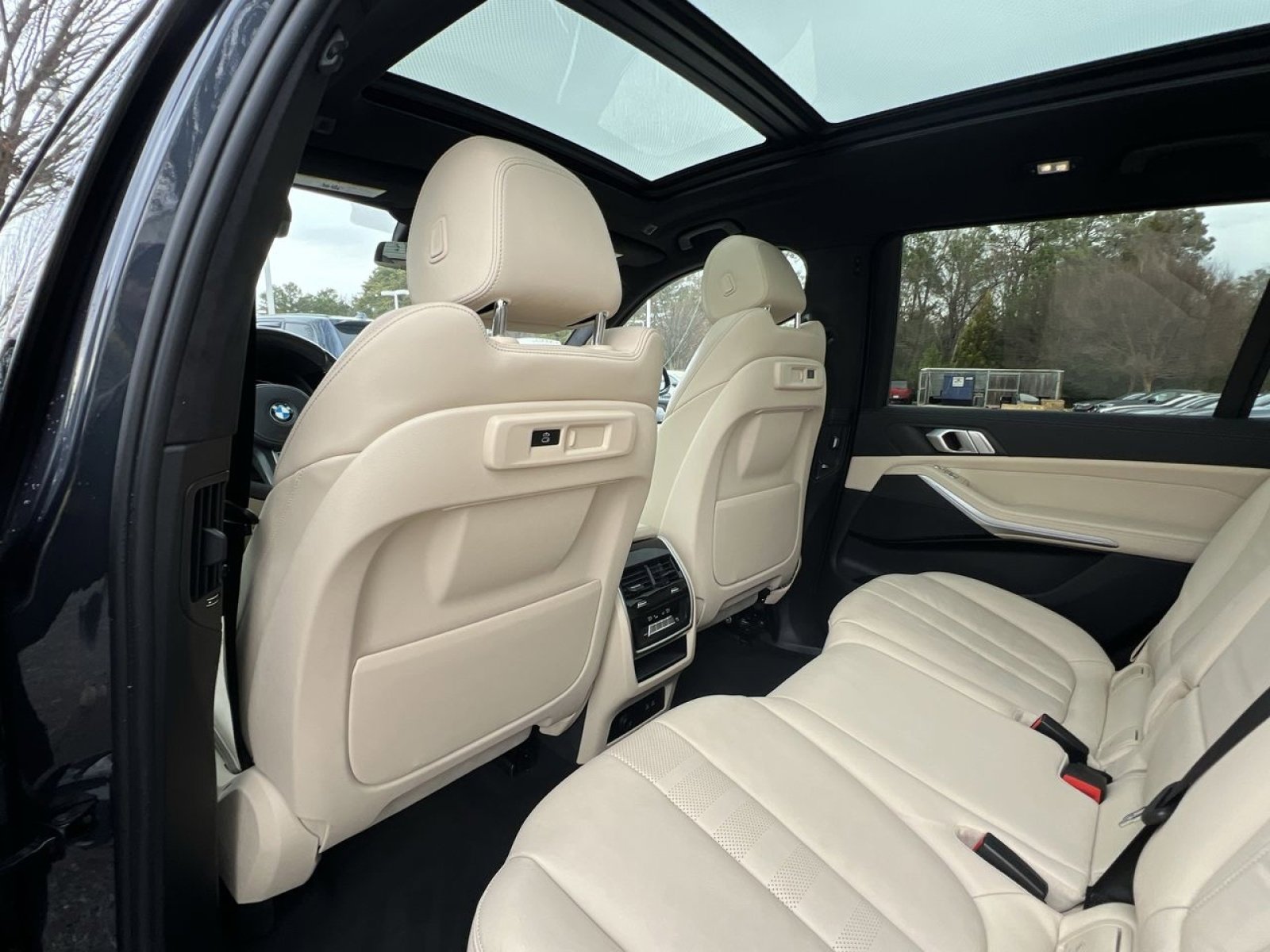 Used 2022 BMW X7 xDrive40i w/ M Sport Package image 27