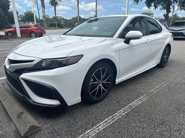 Used 2023 Toyota Camry SE FWD image 1