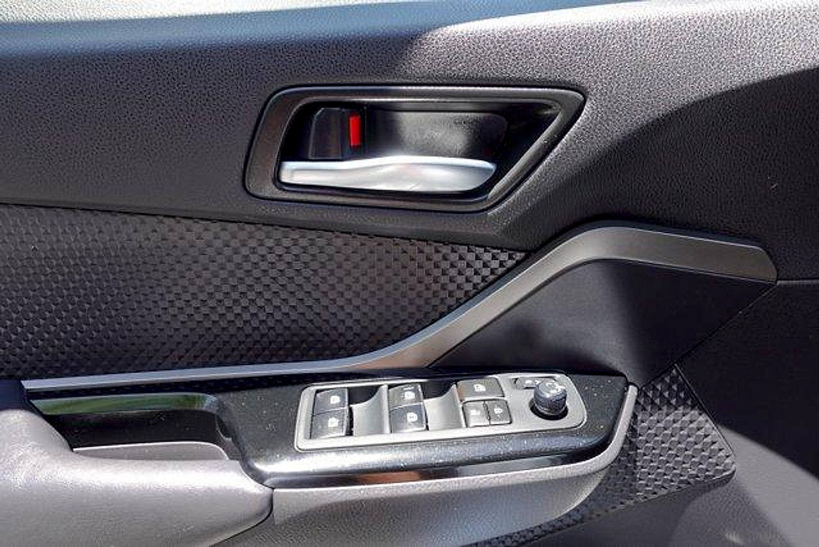 Used 2019 Toyota C-HR XLE FWD image 11