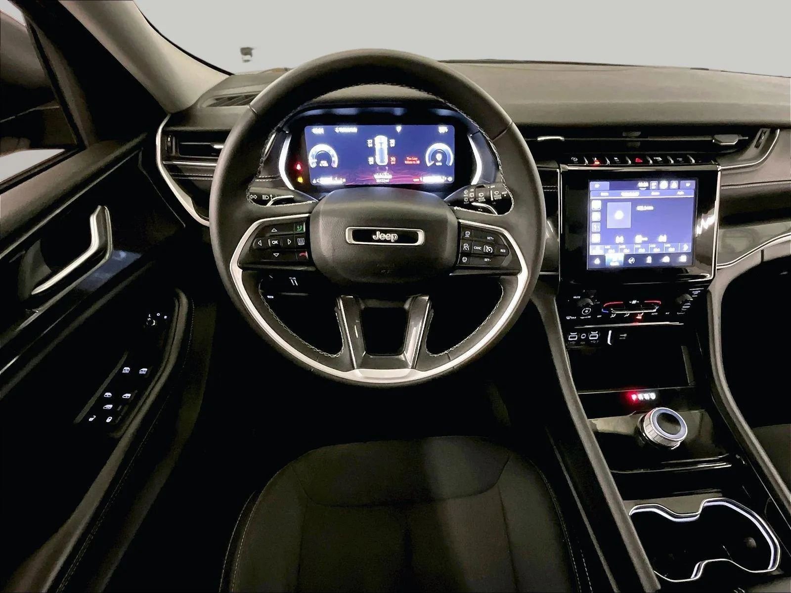 Used 2023 Jeep Grand Cherokee Laredo image 5