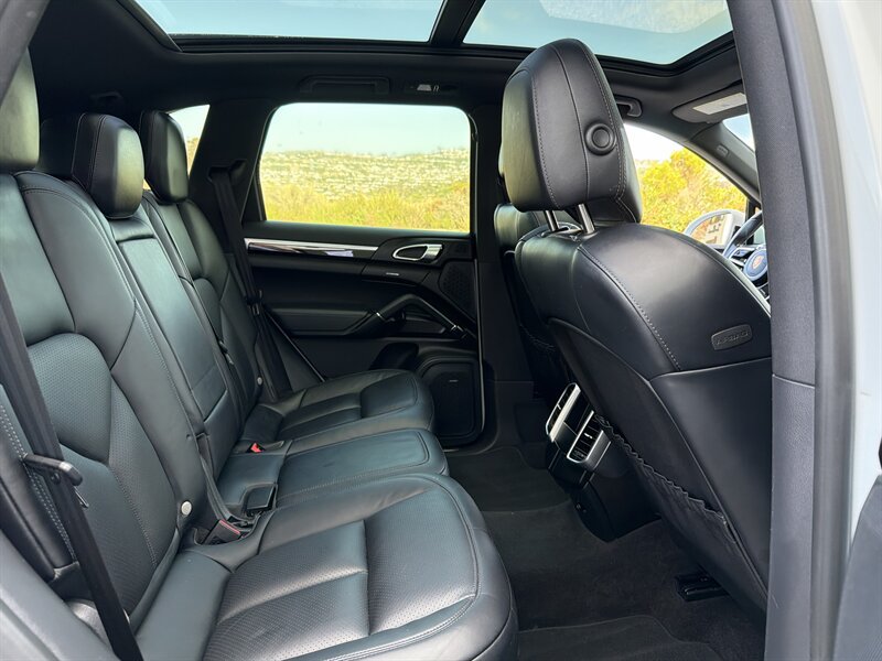 Used 2015 Porsche Cayenne S AWD/4WD image 16