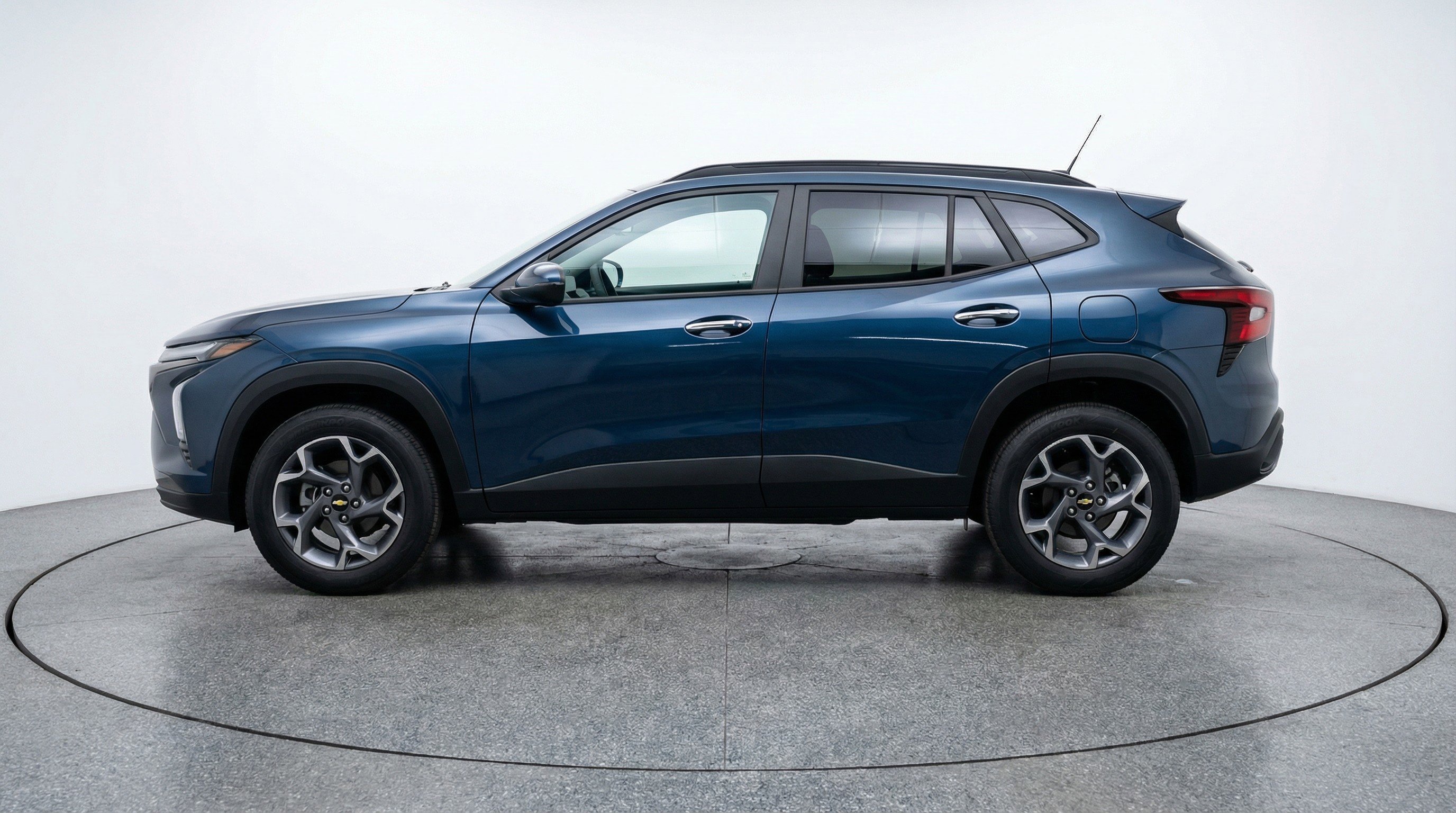 Used 2025 Chevrolet Trax LT w/ LT Convenience Package FWD image 5