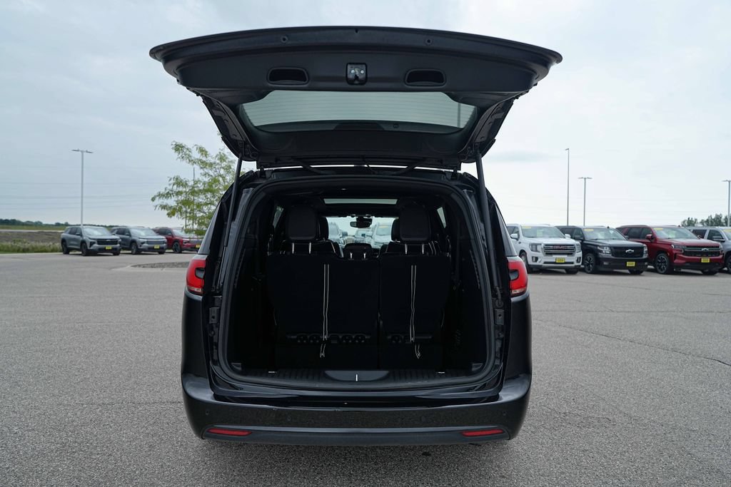 Used 2025 Chrysler Pacifica Limited FWD image 14