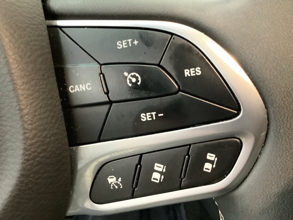 Used 2025 Chrysler Pacifica Select image 17