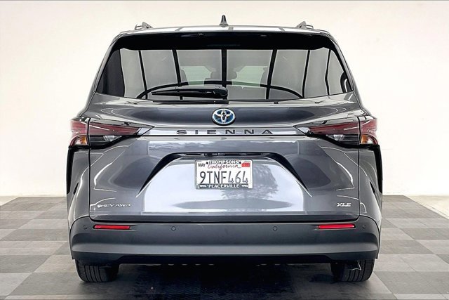 Used 2025 Toyota Sienna XLE image 3