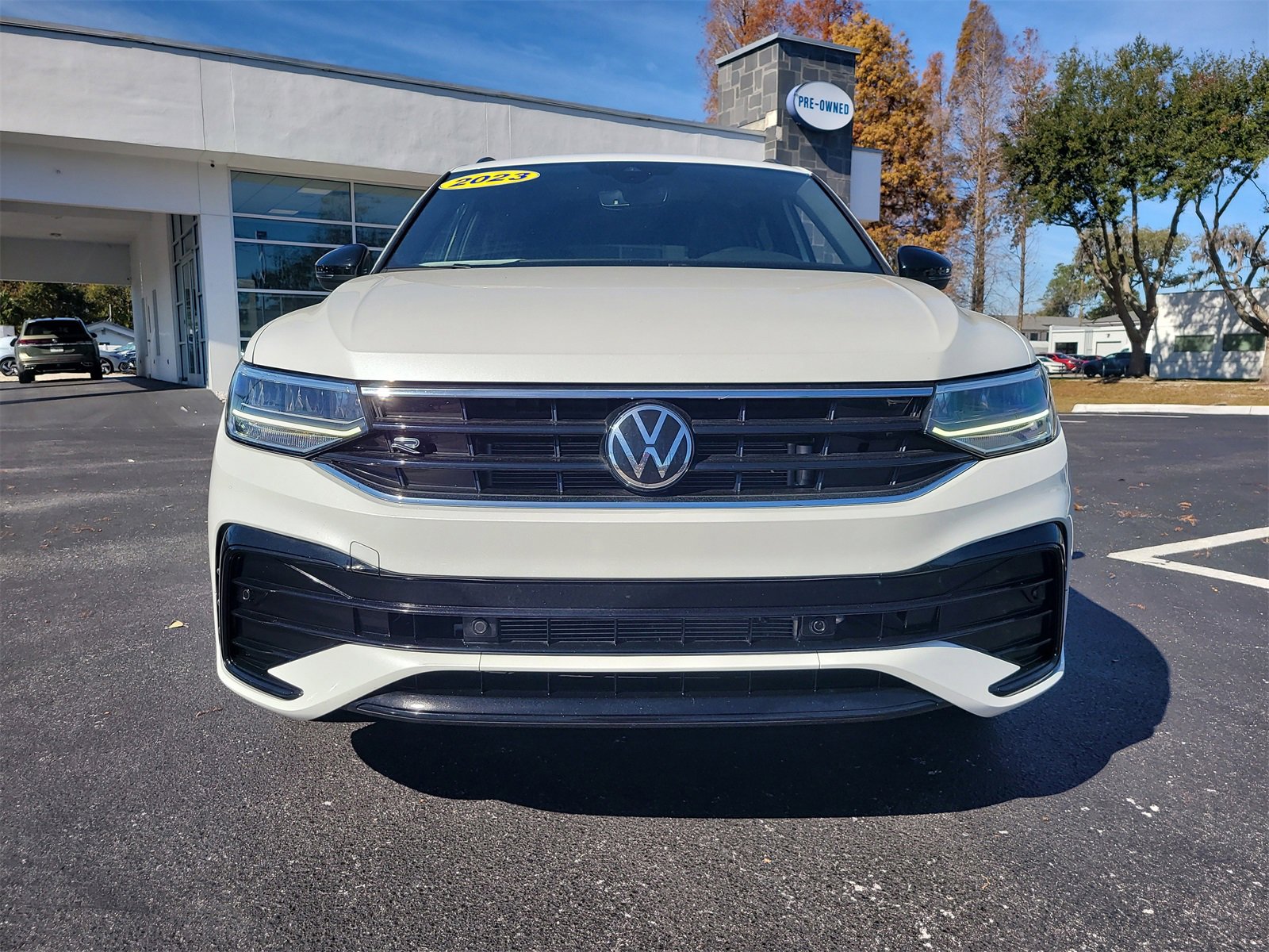 Used 2023 Volkswagen Tiguan SE R-Line image 3
