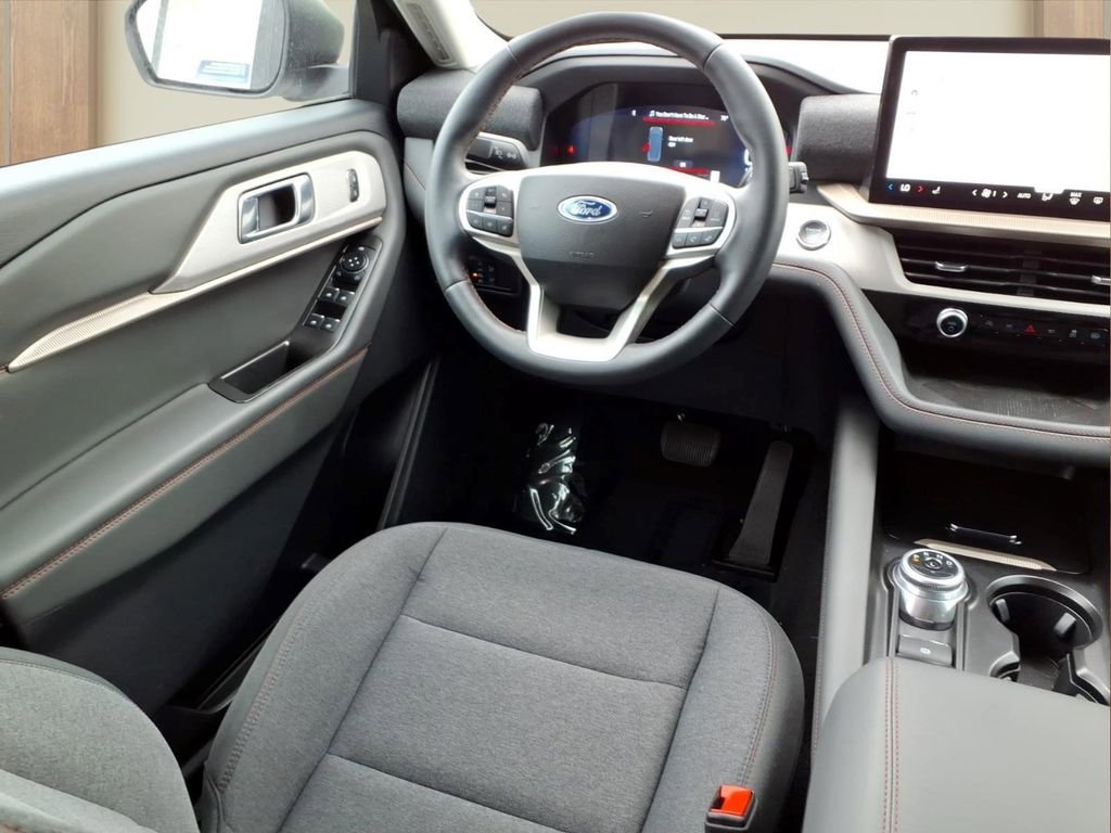 Used 2025 Ford Explorer Active AWD/4WD image 22