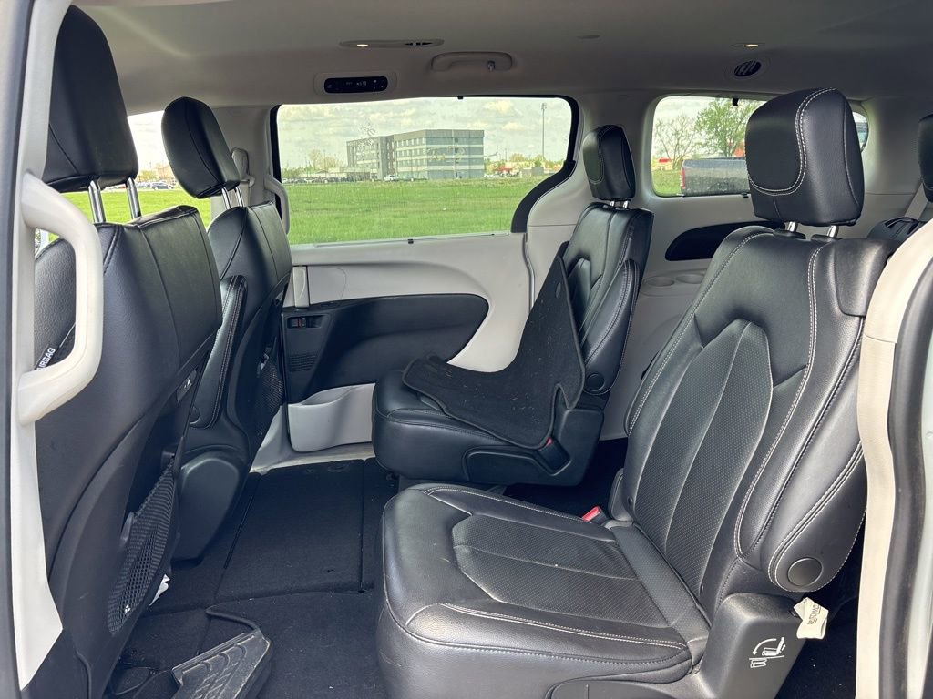 Used 2022 Chrysler Pacifica Touring-L FWD image 14