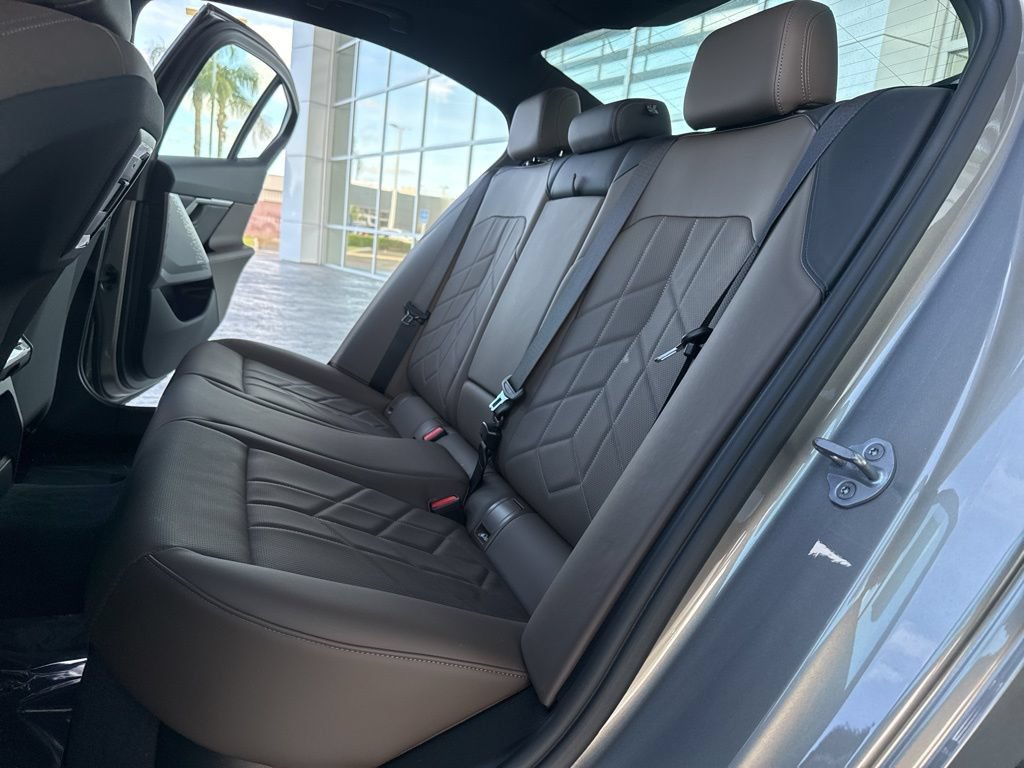 Used 2025 BMW i5 eDrive40i w/ M Sport Package RWD image 12