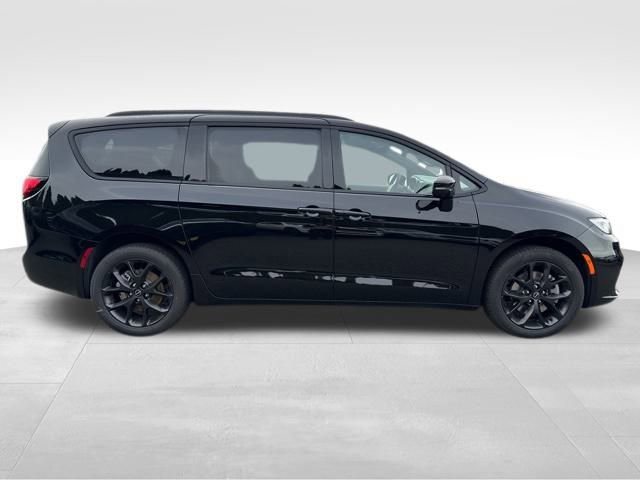 New 2026 Chrysler Pacifica Limited image 8