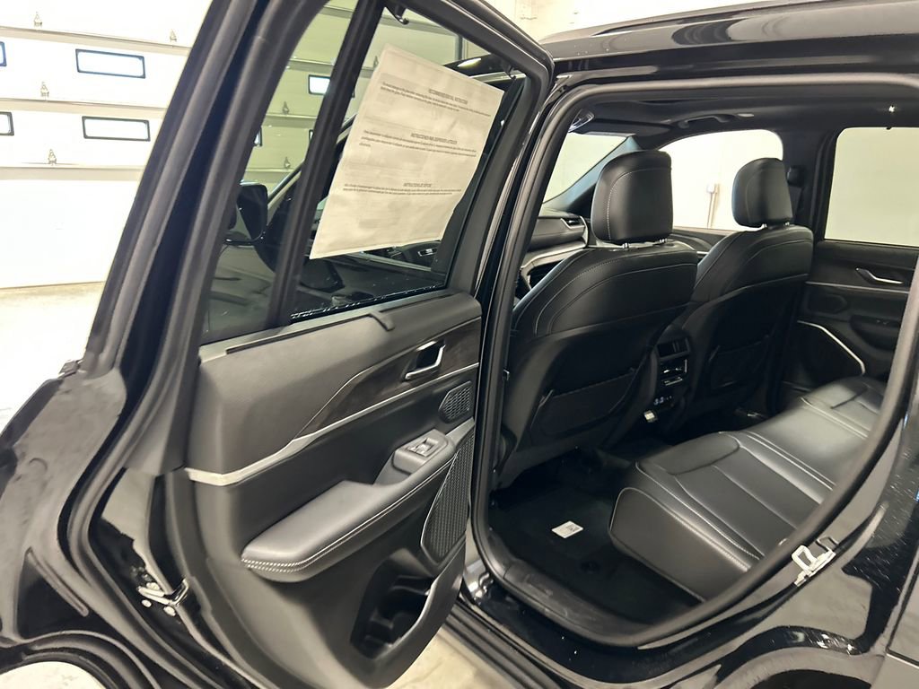 New 2025 Jeep Grand Cherokee Limited w/ Luxury Tech Group II image 31