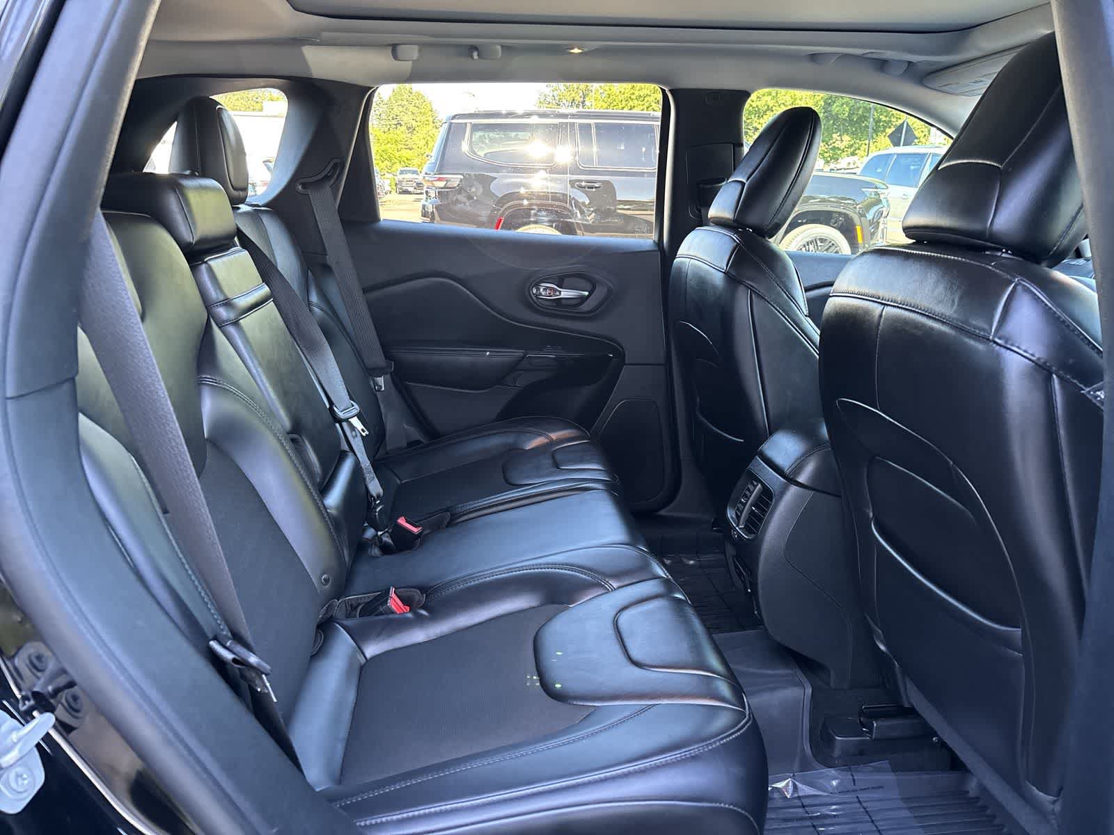 Used 2019 Jeep Cherokee Latitude Plus AWD/4WD image 5