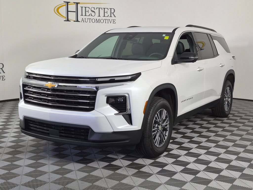 Used 2025 Chevrolet Traverse LT w/ Driver Confidence Package FWD image 4