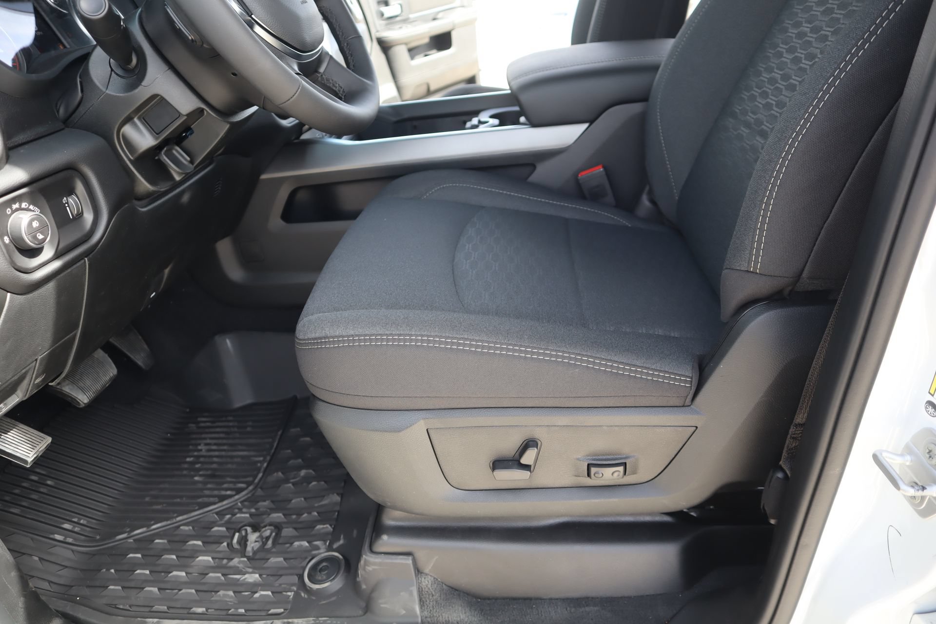 New 2026 RAM 2500 Big Horn AWD/4WD image 12