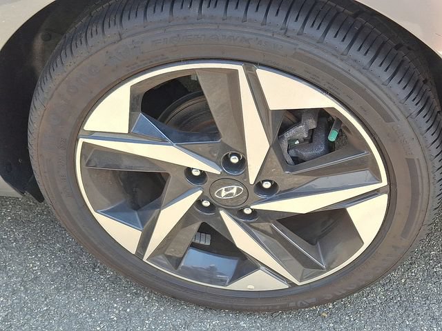 Used 2022 Hyundai Elantra Limited w/ Cargo Package FWD image 7
