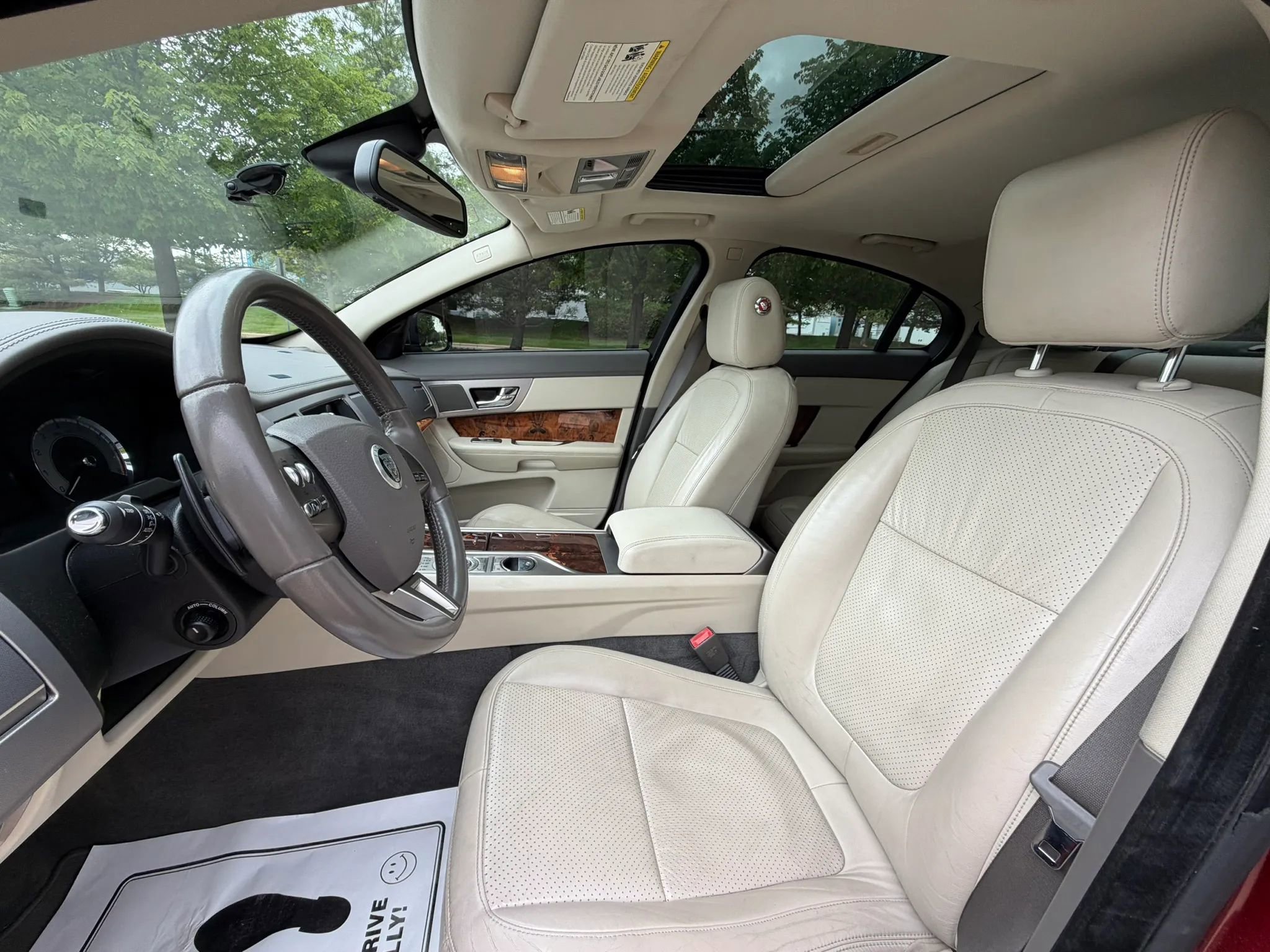 Used 2011 Jaguar XF Premium RWD image 14