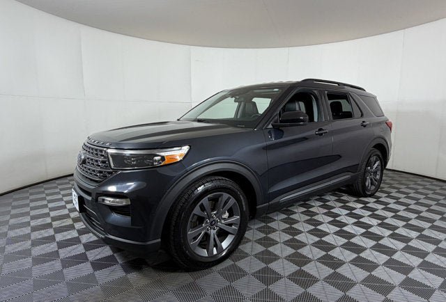 Used 2023 Ford Explorer XLT w/ Equipment Group 202A RWD image 2