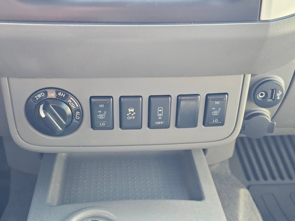 Used 2021 Nissan Frontier SV w/ Midnight Edition Floor Mats AWD/4WD image 15