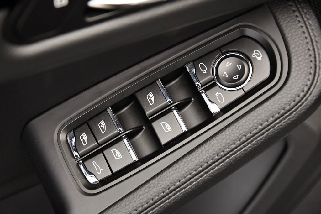 Used 2025 Porsche Macan image 33