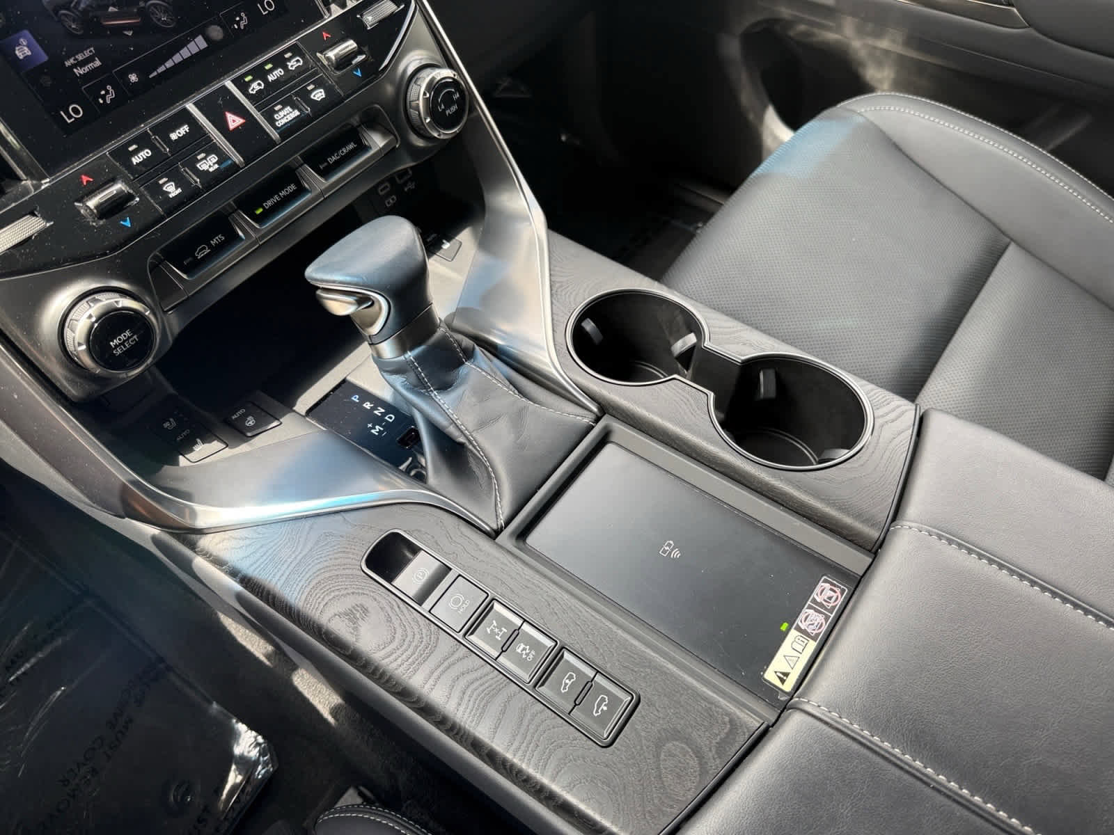 Used 2024 Lexus LX 600 4WD w/ Luxury Package image 23